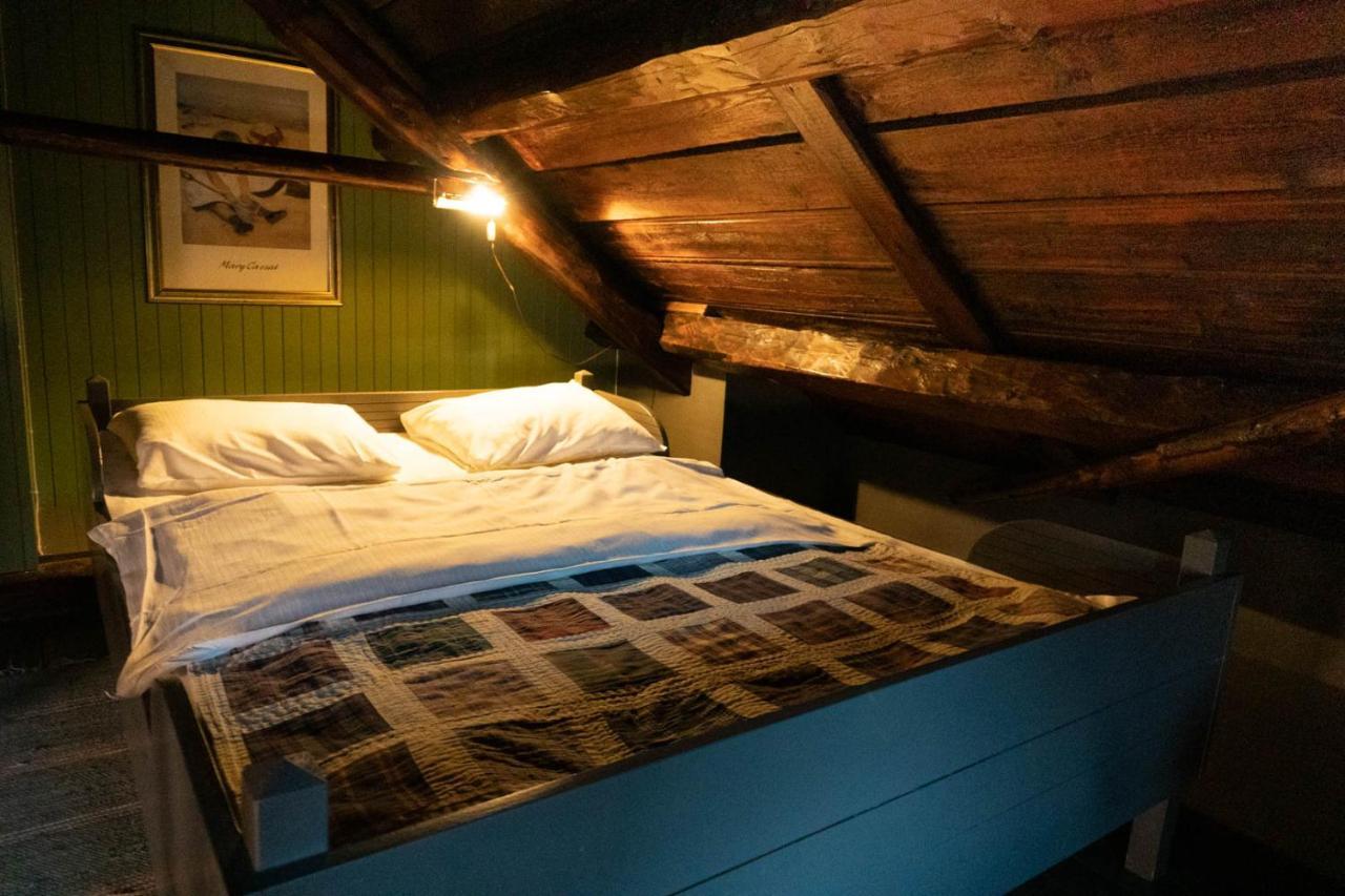 Anker Brygge Otel Svolvær Dış mekan fotoğraf A bedroom in a Swiss chalet