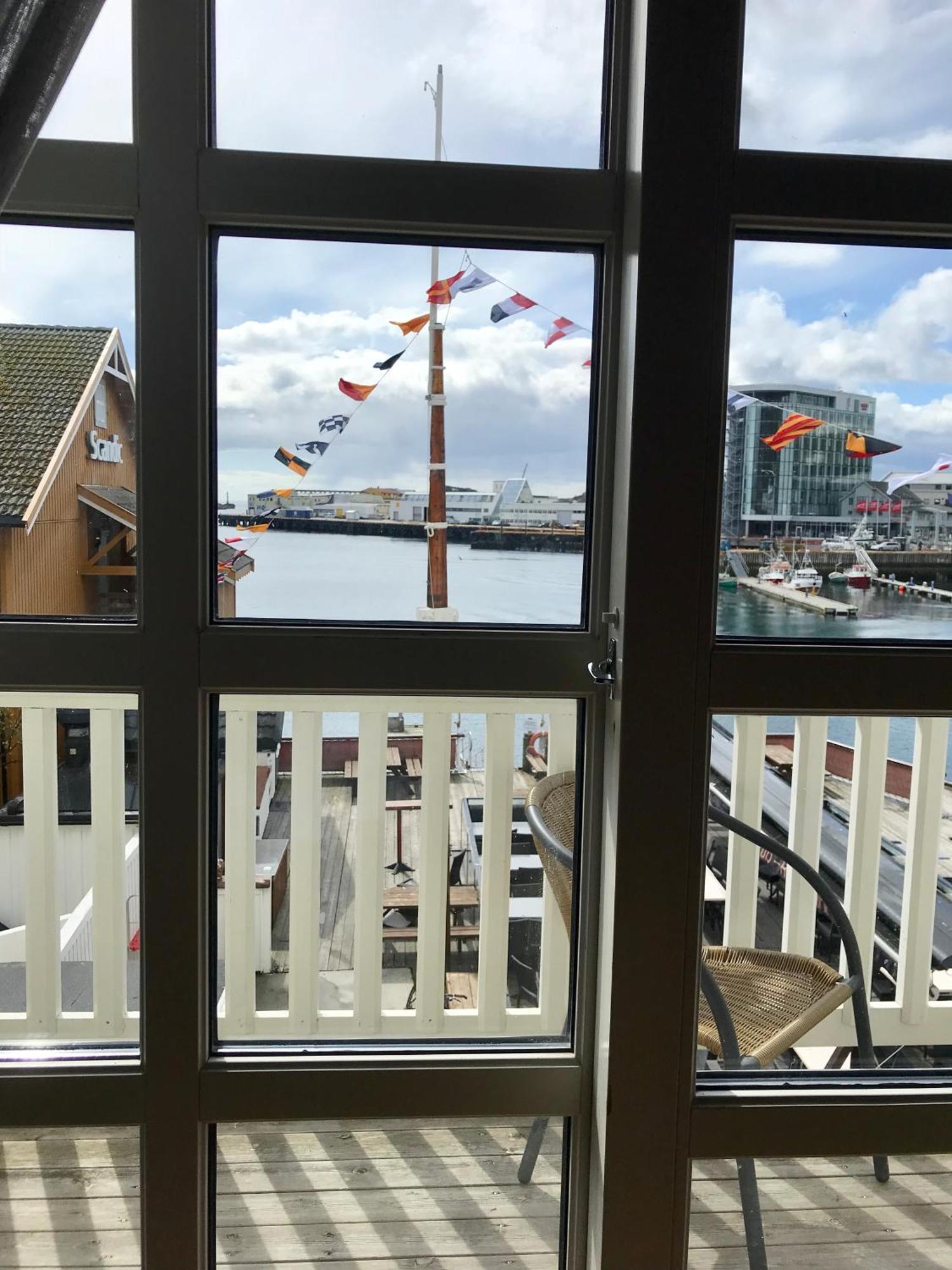 Anker Brygge Otel Svolvær Dış mekan fotoğraf View of the marina from the apartment