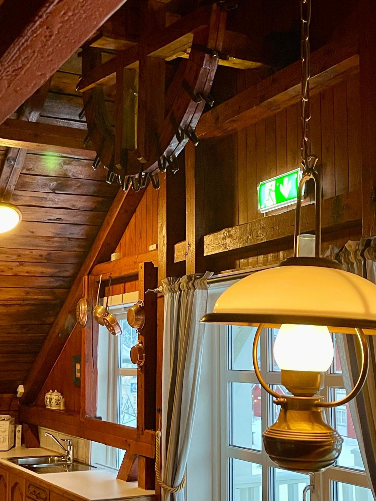 Anker Brygge Otel Svolvær Dış mekan fotoğraf A green emergency exit sign in a Finnish sauna